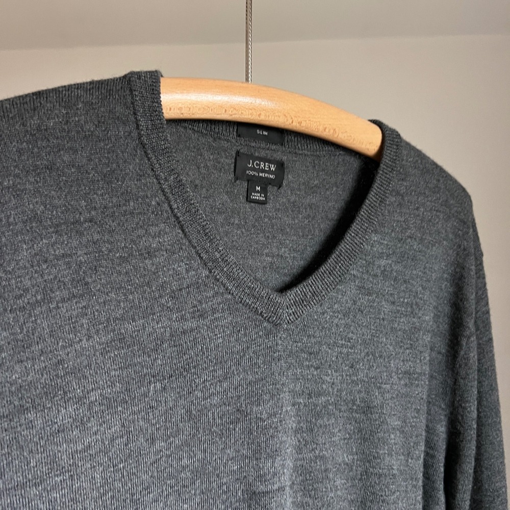 J.Crew 100% Merino Wool V-Neck Sweater Gray Minimalist Size‎ Medium - Picture 8 of 9